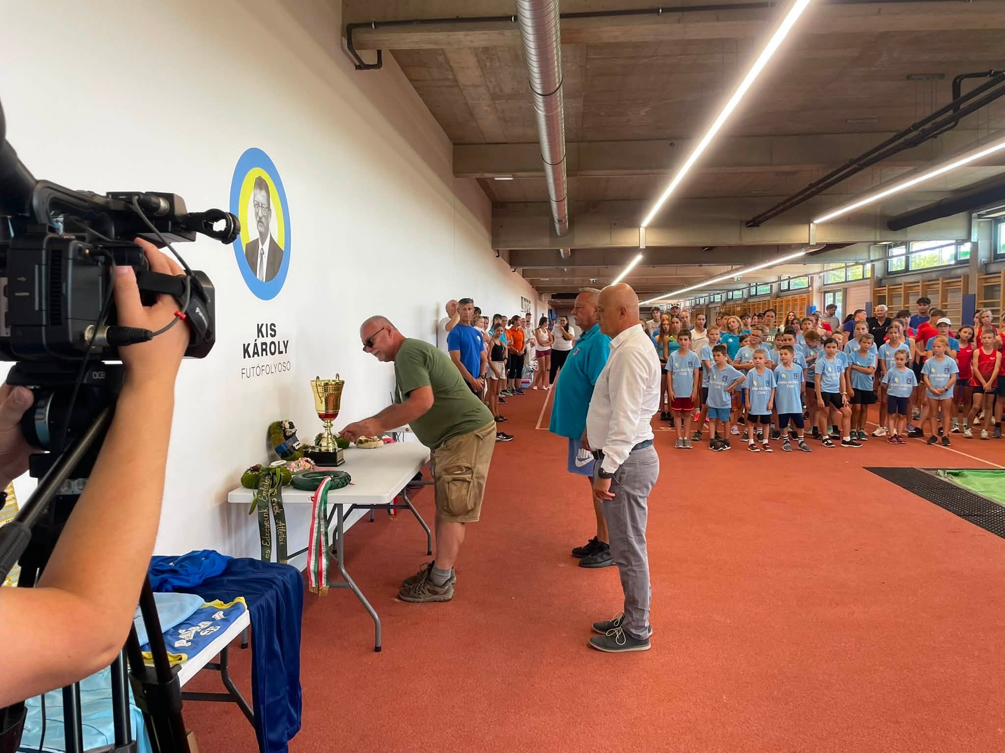 2026.08.15. VIII. Kis Károly emlékverseny Megnyitó, koszorúzás képei - Pápai Atlétikai Club-3