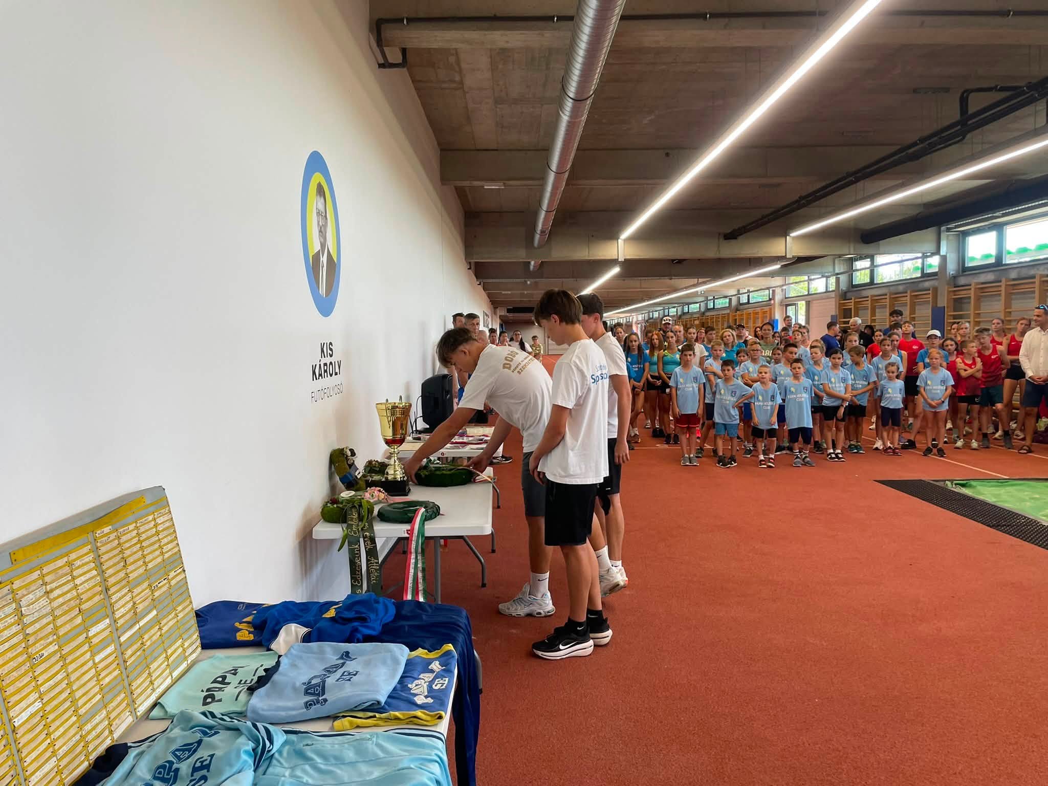 2026.08.15. VIII. Kis Károly emlékverseny Megnyitó, koszorúzás képei - Pápai Atlétikai Club-4
