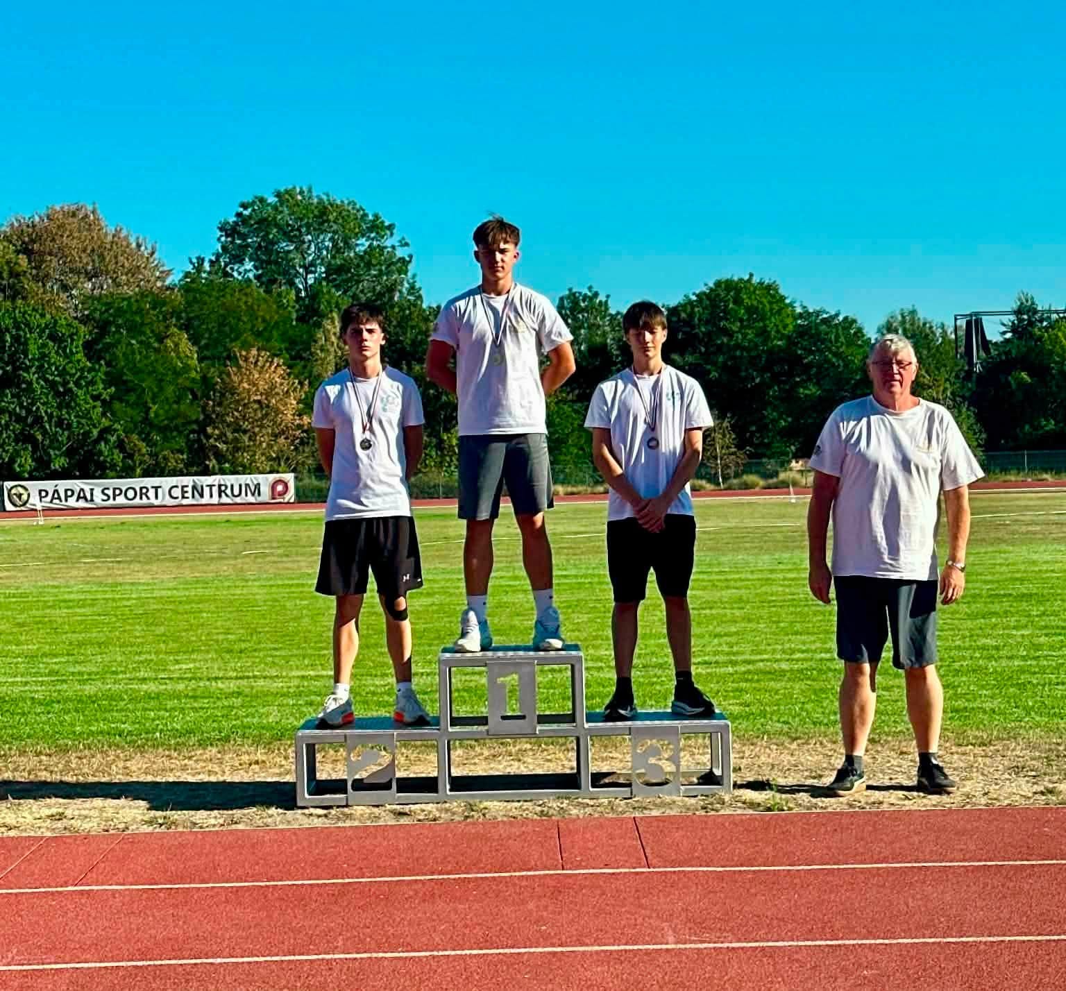 2026.08.15 VIII. Kis Károly emlékverseny versenyszámok eredményei és dobogós képei -Pápai Atlétikai Club-dobogo-24
