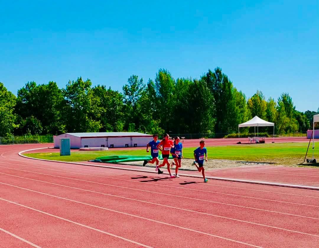2026.08.15 VIII. Kis Károly emlékverseny versenyszámok eredményei és dobogós képei -Pápai Atlétikai Club-v